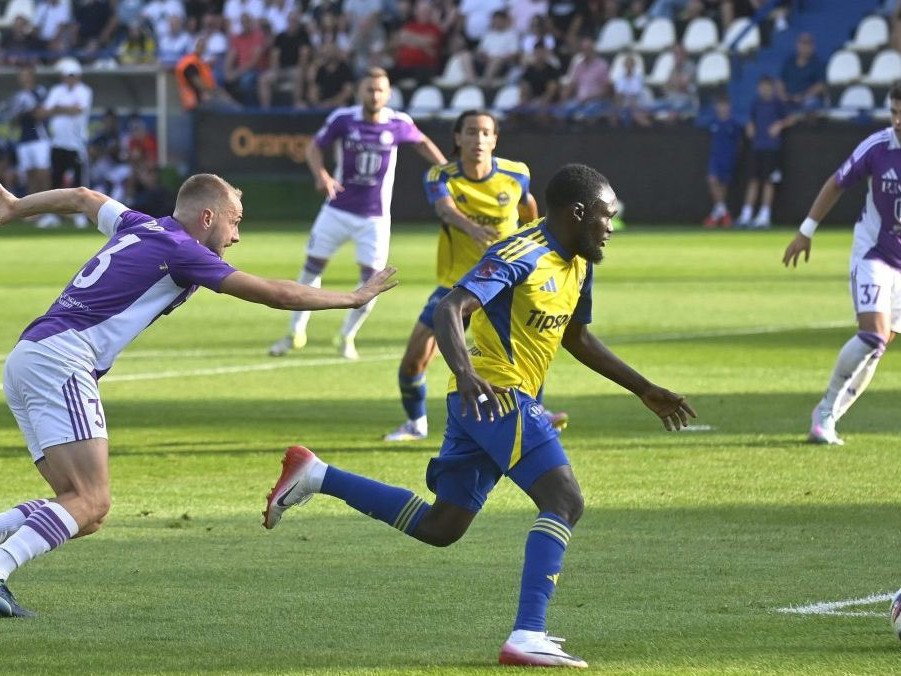Zľava Martin Šimko (Komárno) a Abdul Musa Zubairu (Michalovce) v zápase 2. kola Niké ligy.