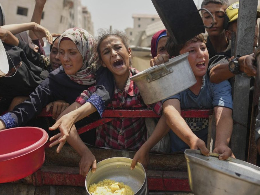 ľudia s nádobami v dave