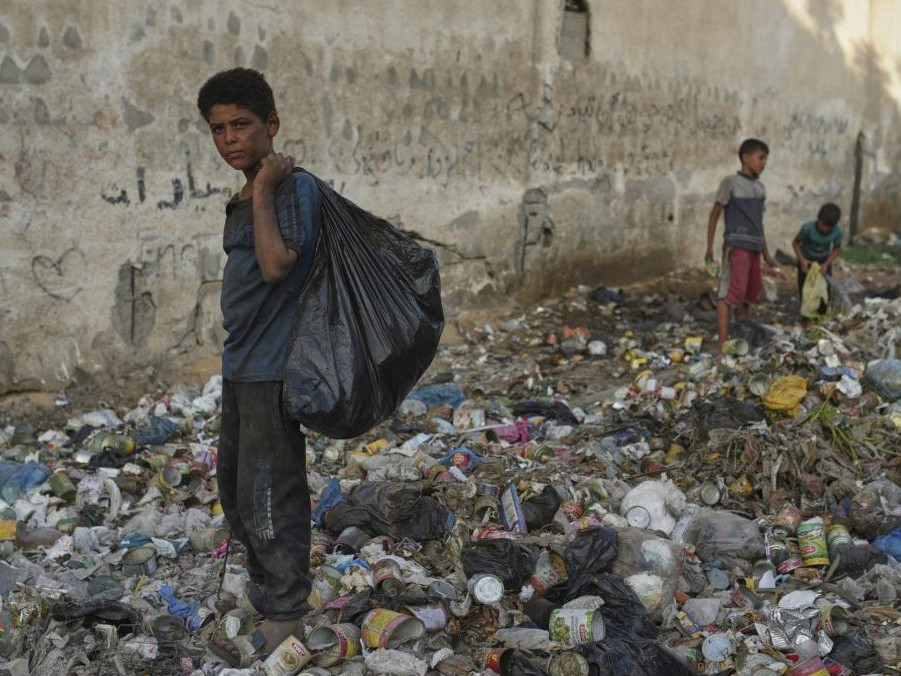 Na ilustračnej snímke chlapec v Gaze medzi odpadkami.