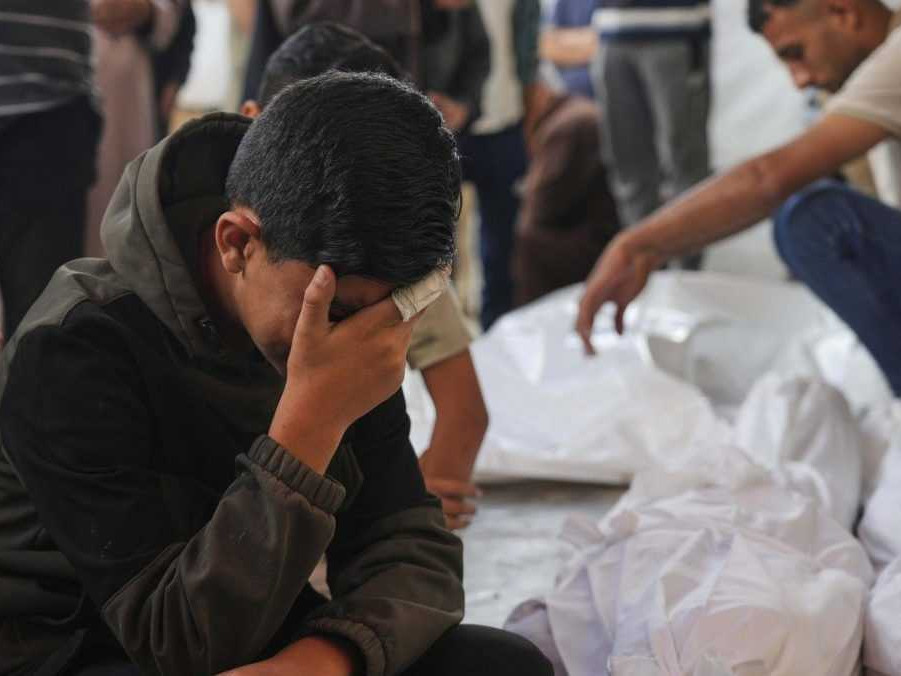 Na ilustračnej snímke Palestínčania smútia za svojimi príbuznými, ktorí boli zabití pri izraelskom útoku.