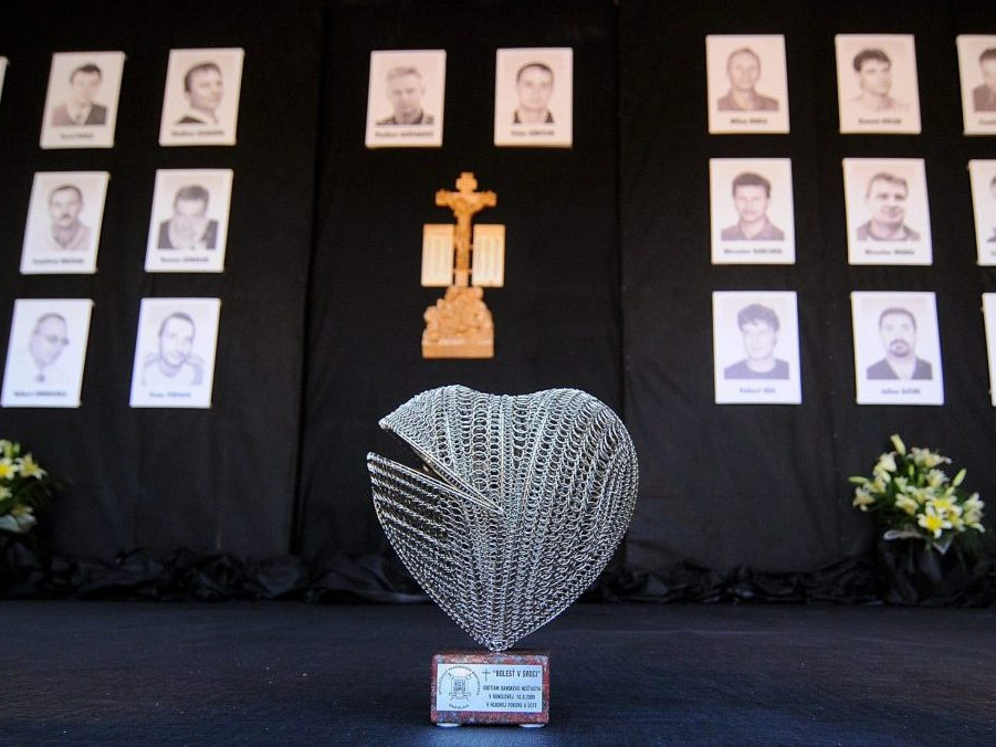 Na snímke drôtené zlomené srdce na pódiu pred začiatkom rozlúčky s tragicky zahynutými baníkmi v Handlovej.