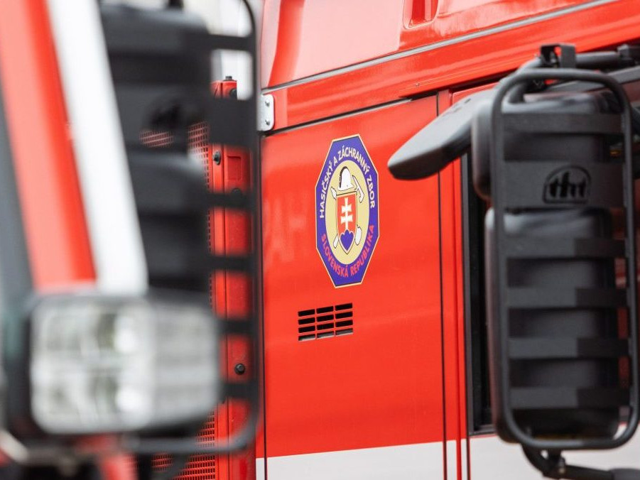 Na ilustračnej snímke logo hasičského zboru na aute.