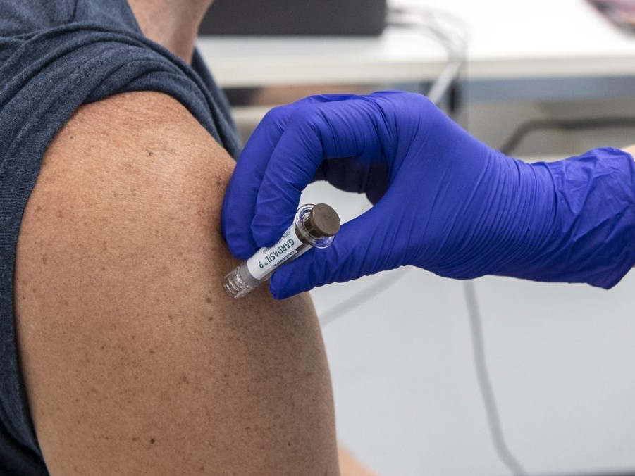 Na ilustračnej snímke očkovanie proti HPV.