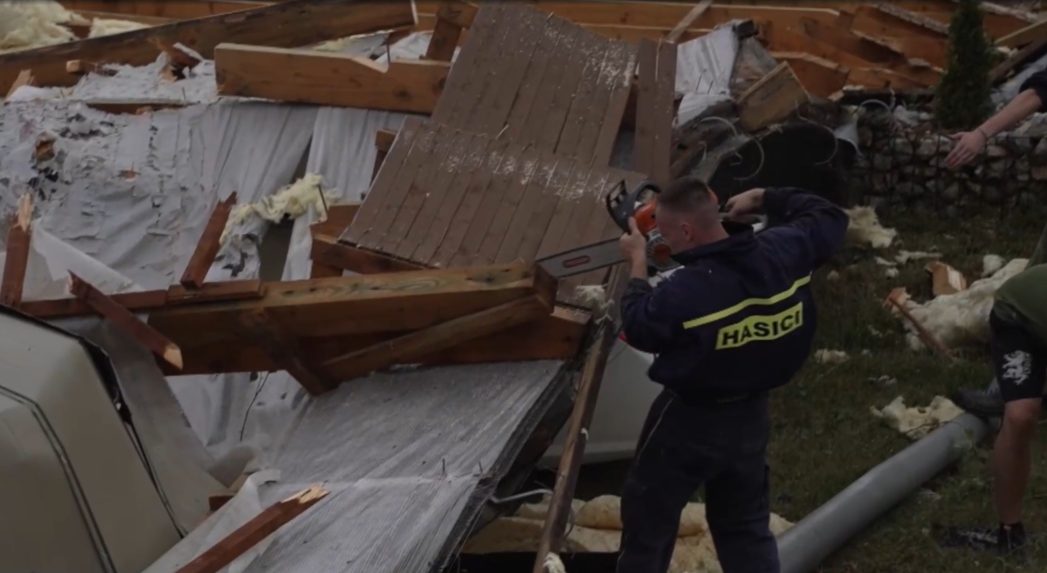 V obciach okolo Gelnice, ako sú Jaklovce či Prakovce, vietor odnášal strechy a lámal stromy.