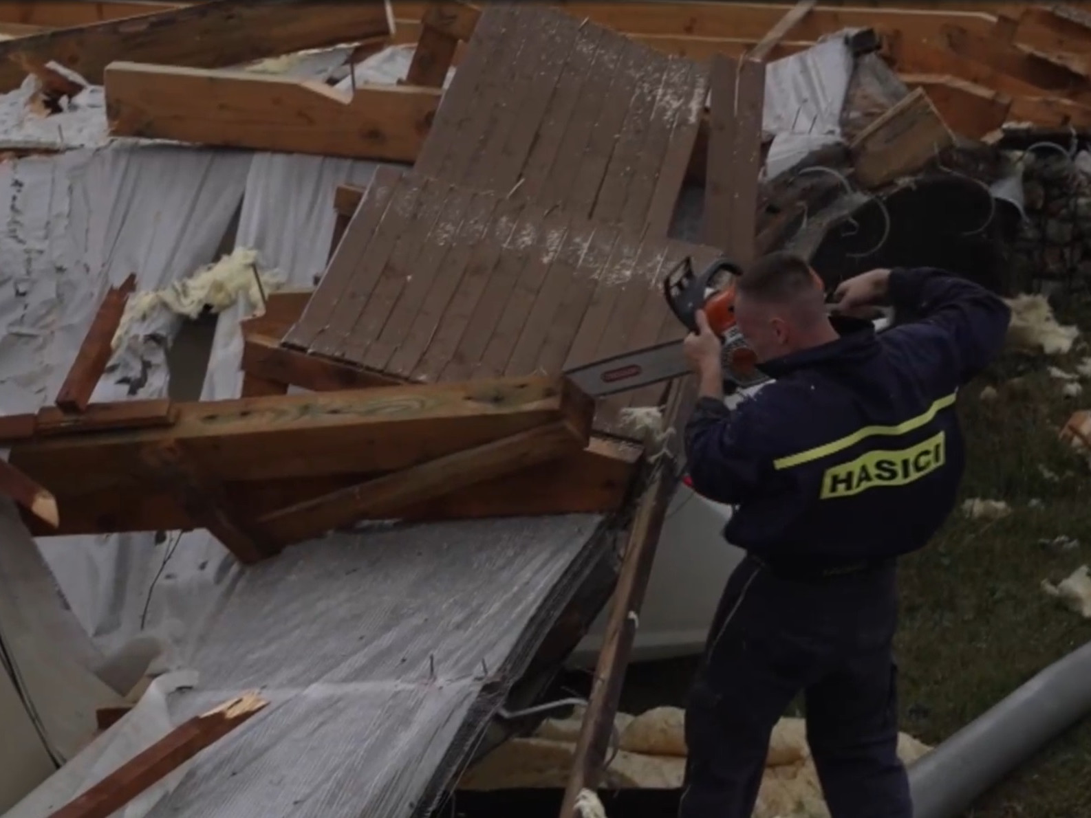 V obciach okolo Gelnice, ako sú Jaklovce či Prakovce, vietor odnášal strechy a lámal stromy.