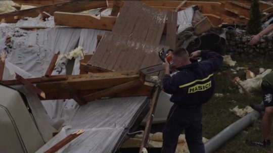 V obciach okolo Gelnice, ako sú Jaklovce či Prakovce, vietor odnášal strechy a lámal stromy.