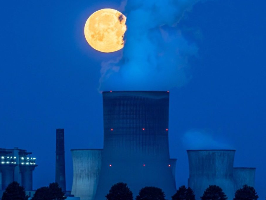 Na ilustračnej snímke mesiac pri jadrovej elektrárni.