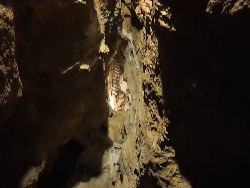 Na ilustračnej snímke jaskyňa.