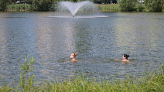 Hygienici odhalili zhoršenú kvalitu vody na viacerých kúpaliskách. Varujú pred zdravotnými rizikami