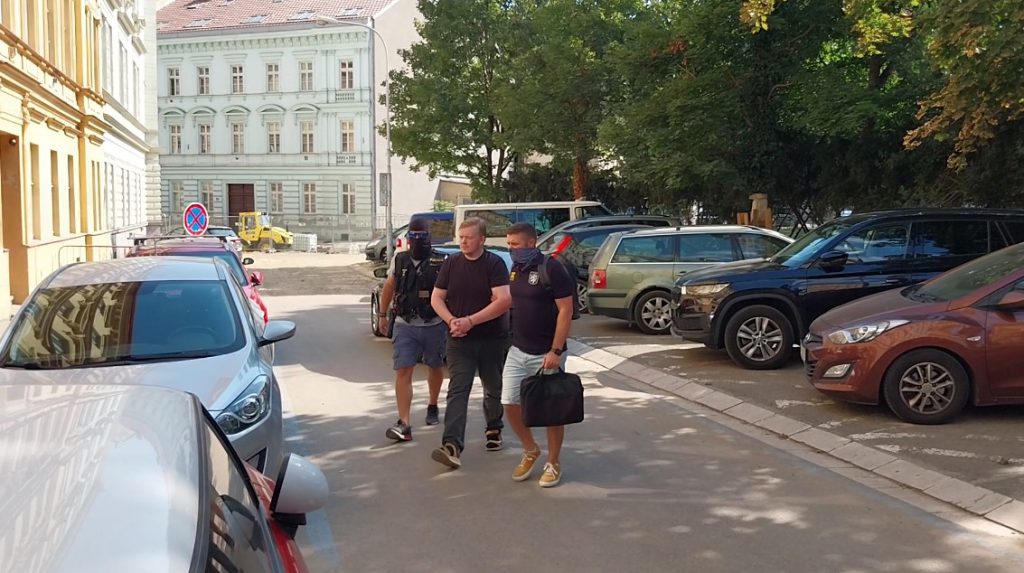Policajti sprevádzajú Tomáša Jiřikovského