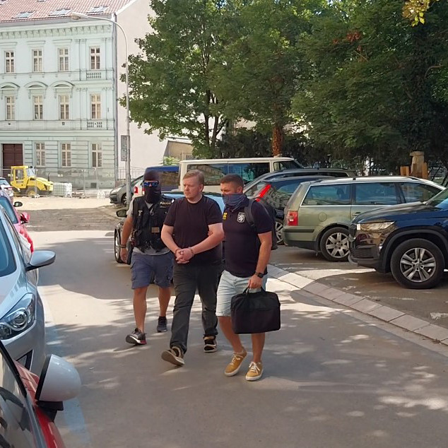 Policajti sprevádzajú Tomáša Jiřikovského