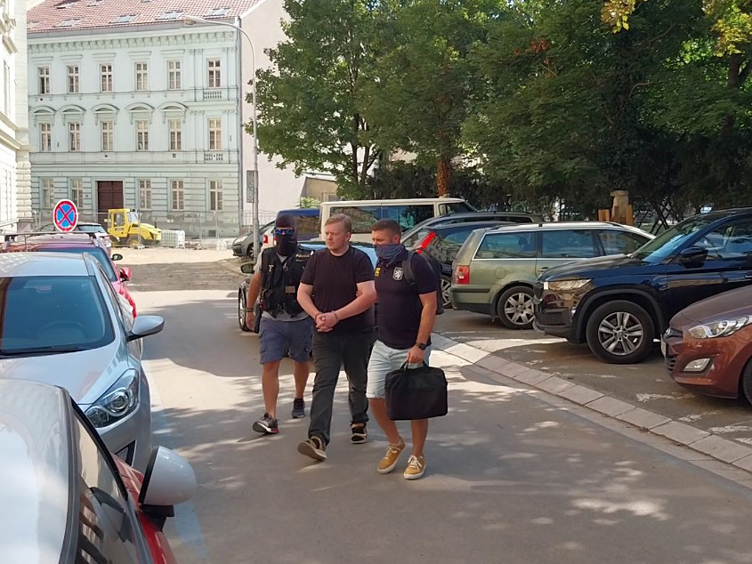 Policajti sprevádzajú Tomáša Jiřikovského