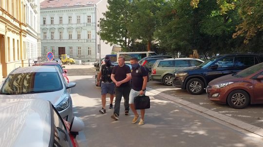 Policajti sprevádzajú Tomáša Jiřikovského