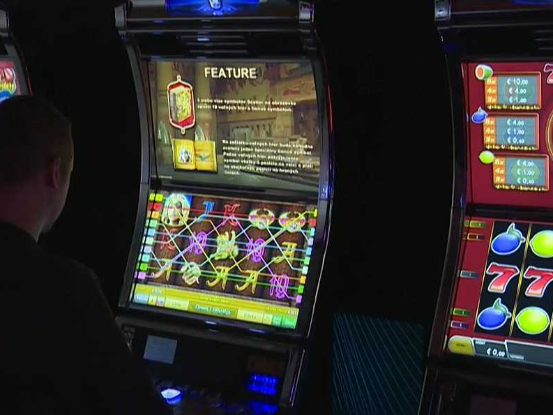 muž za hracím automatom