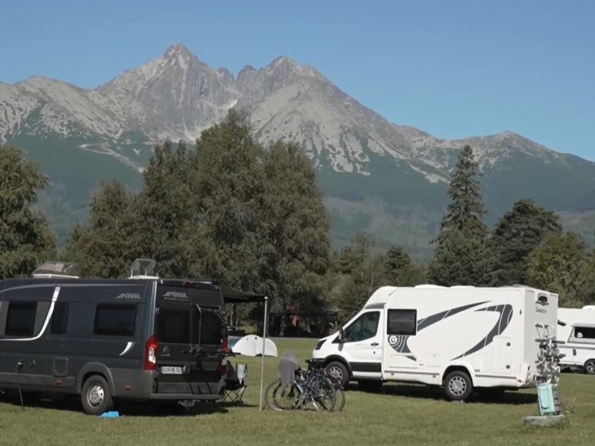 Na ilustračnej snímke karavany pod Tatrami.