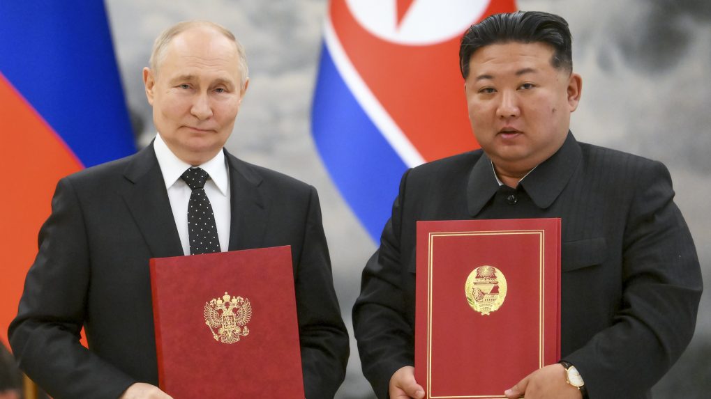 Archívna snímka Vladimira Putina a Kim Čong-una.