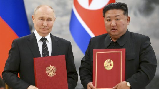 Archívna snímka Vladimira Putina a Kim Čong-una.