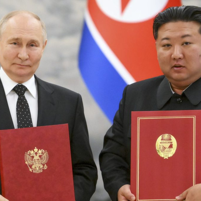 Archívna snímka Vladimira Putina a Kim Čong-una.