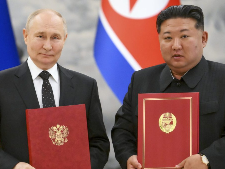 Archívna snímka Vladimira Putina a Kim Čong-una.