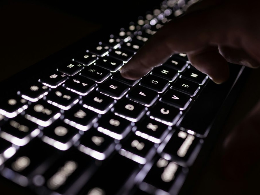 Na ilustračnej snímke ruka na počítačovej klávesnici.