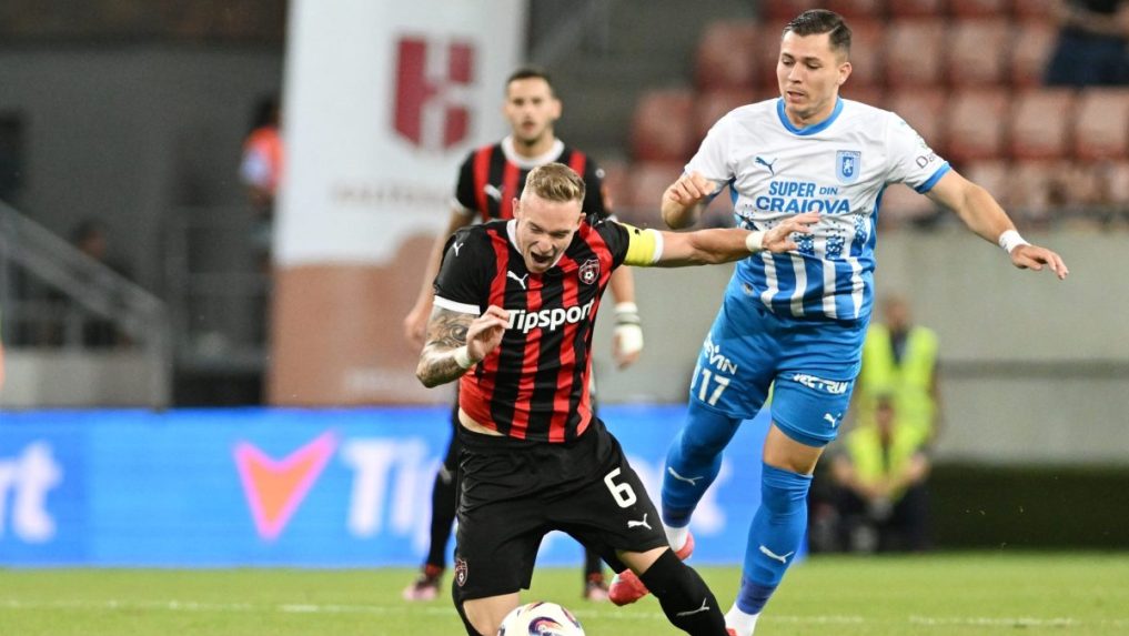 Na snímke kapitán Trnavy Roman Procházka a hráč Carlos Mora z Universitatea Craiova.