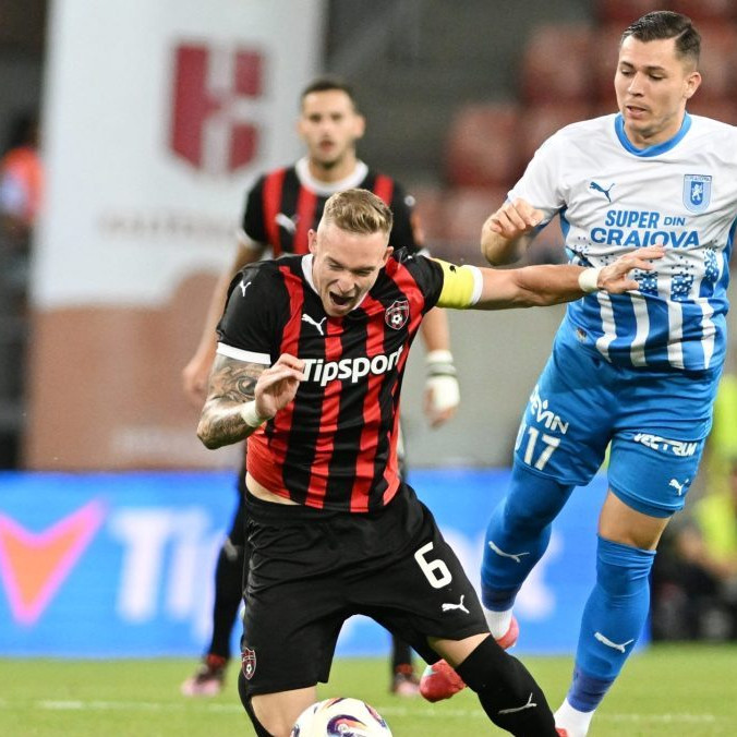 Na snímke kapitán Trnavy Roman Procházka a hráč Carlos Mora z Universitatea Craiova.