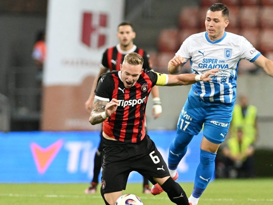 Na snímke kapitán Trnavy Roman Procházka a hráč Carlos Mora z Universitatea Craiova.