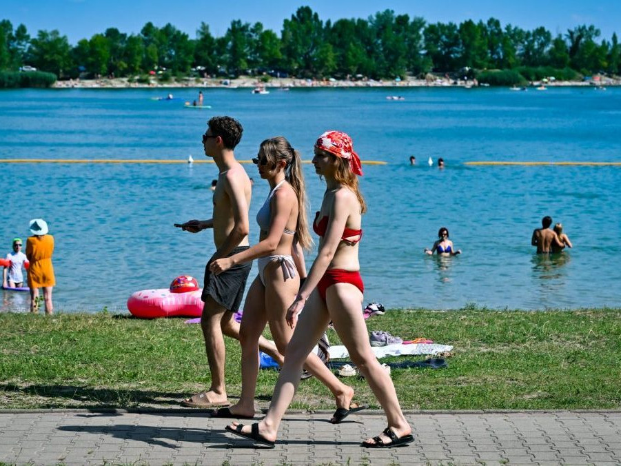 návštevníci jazera na Zlatých pieskoch v Bratislave