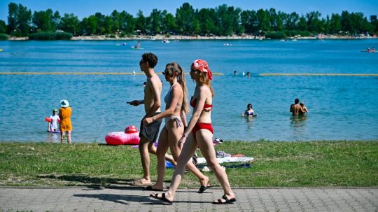 návštevníci jazera na Zlatých pieskoch v Bratislave