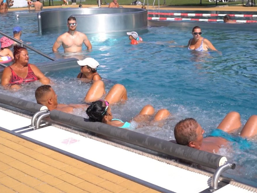 ľudia v bazéne na kúpalisku