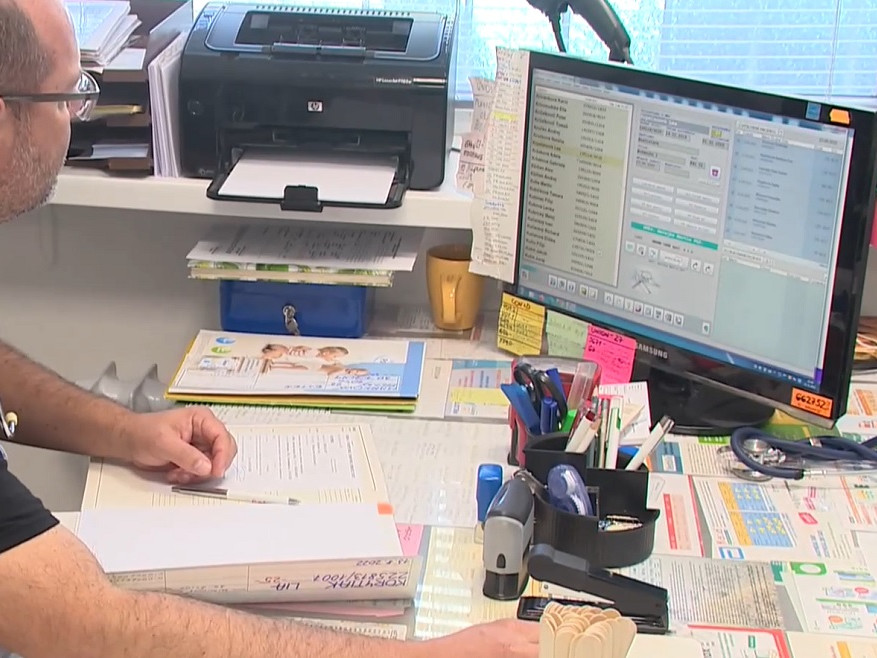 lekár pri počítači