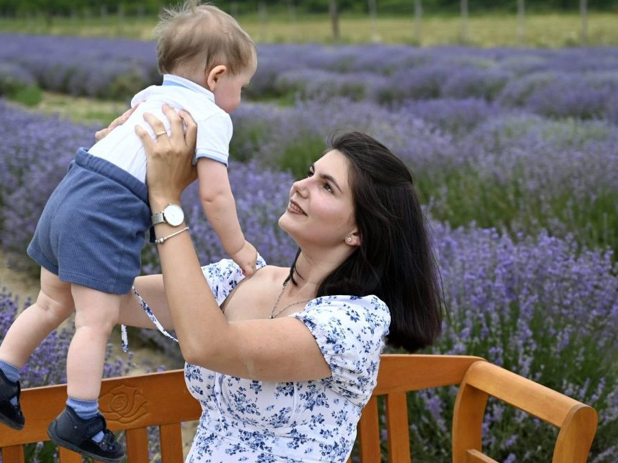 Na snímke matka s dieťaťom pózujú na levanduľovej farme.