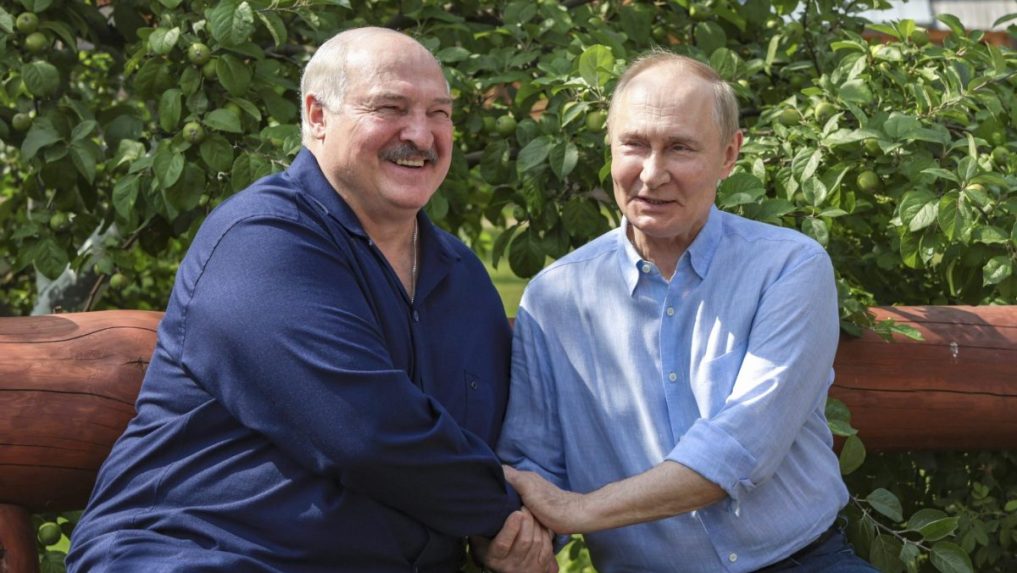 Bieloruský prezident Alexandr Lukašenko a jeho ruský náprotivok Vladimir Putin.