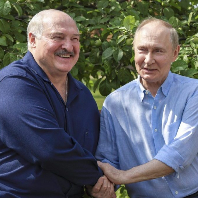 Bieloruský prezident Alexandr Lukašenko a jeho ruský náprotivok Vladimir Putin.
