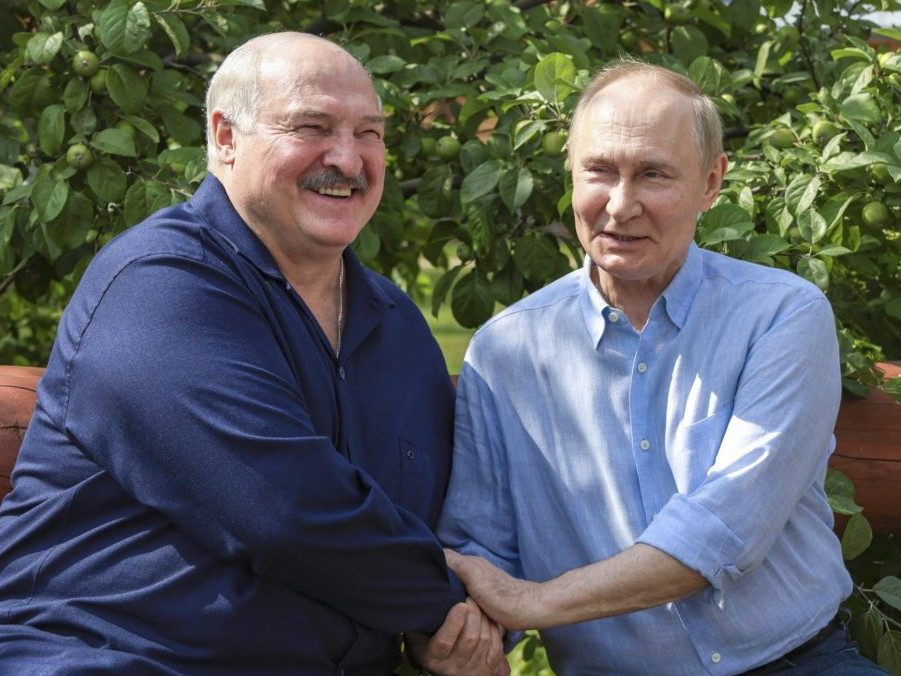 Bieloruský prezident Alexandr Lukašenko a jeho ruský náprotivok Vladimir Putin.