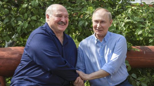 Bieloruský prezident Alexandr Lukašenko a jeho ruský náprotivok Vladimir Putin.