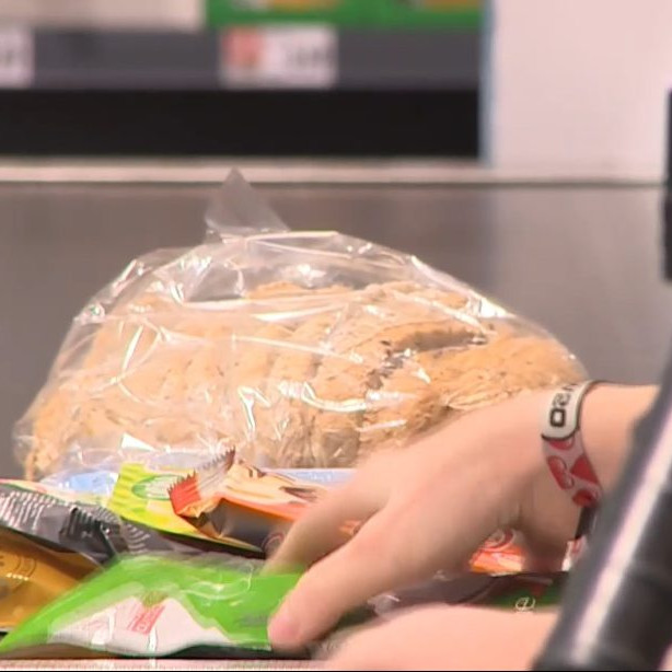 Na ilustračnej snímke potraviny na páse v supermarkete.