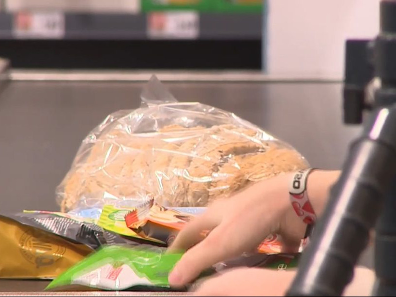 Na ilustračnej snímke potraviny na páse v supermarkete.