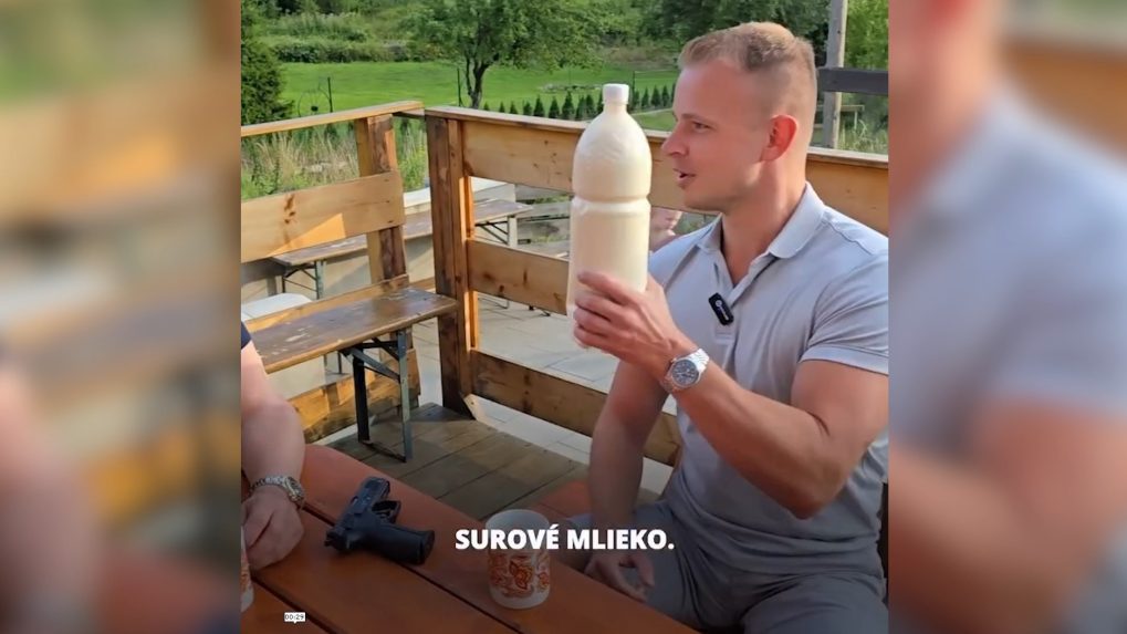 Europoslanec Milan Mazurek na videu, kde sa objavila zbraň.