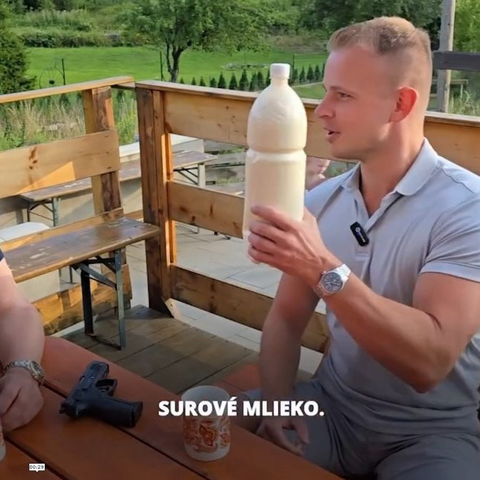 Europoslanec Milan Mazurek na videu, kde sa objavila zbraň.