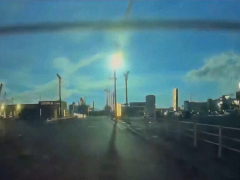 Na snímke meteorit, ktorý na kameru zachytil miestny vodič.