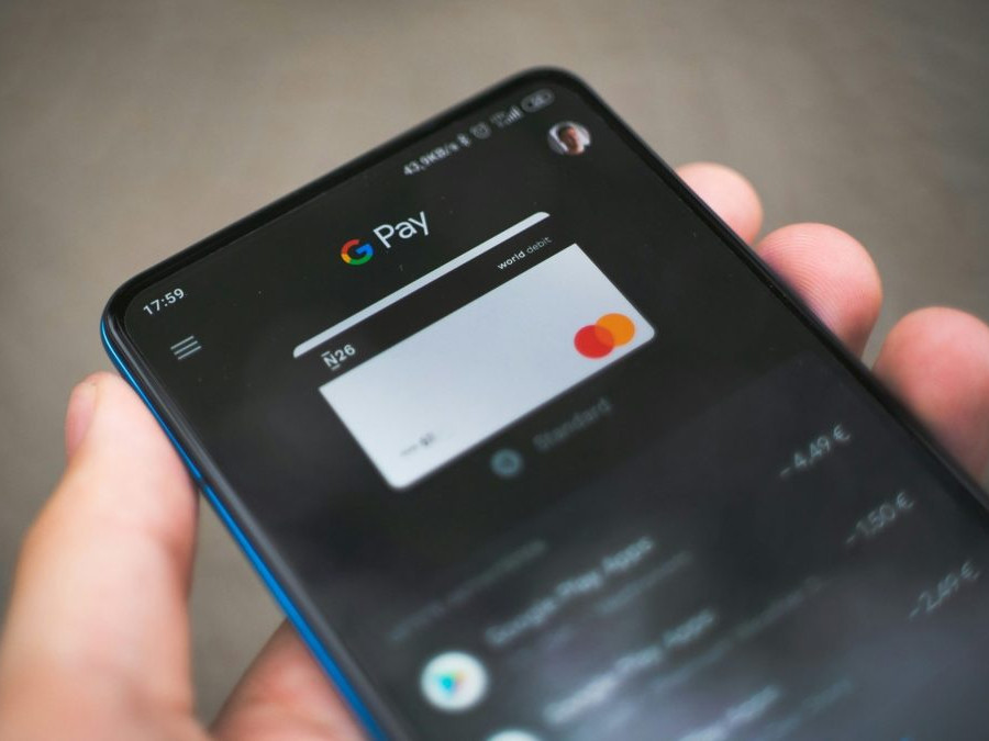 Na snímke je platba mobilom.