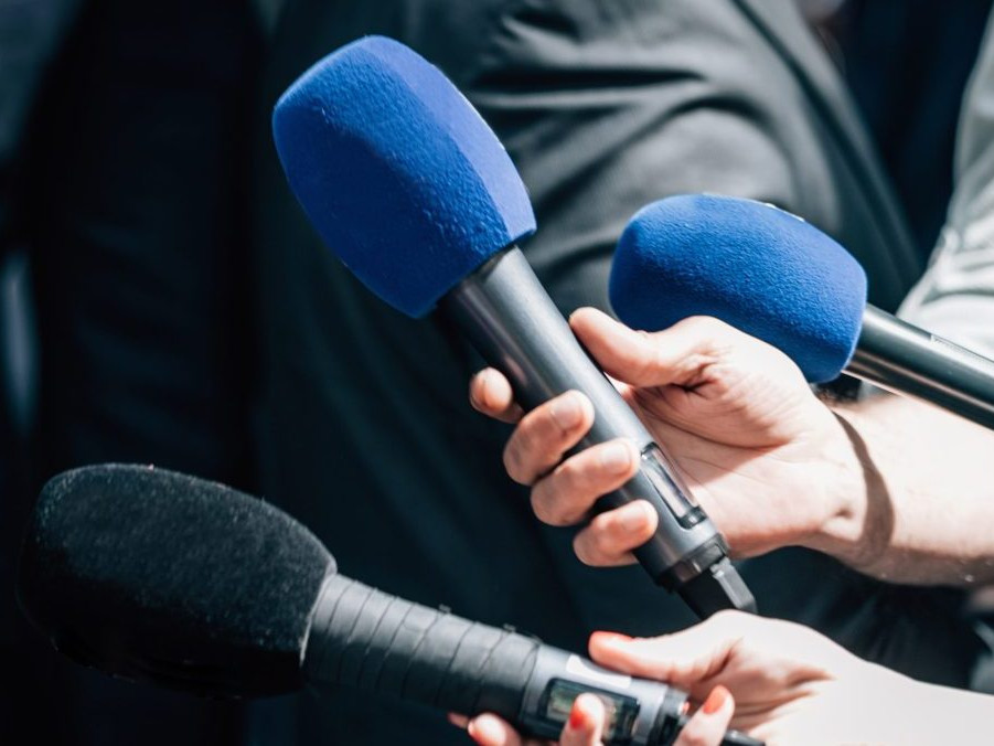 novinárske mikrofóny