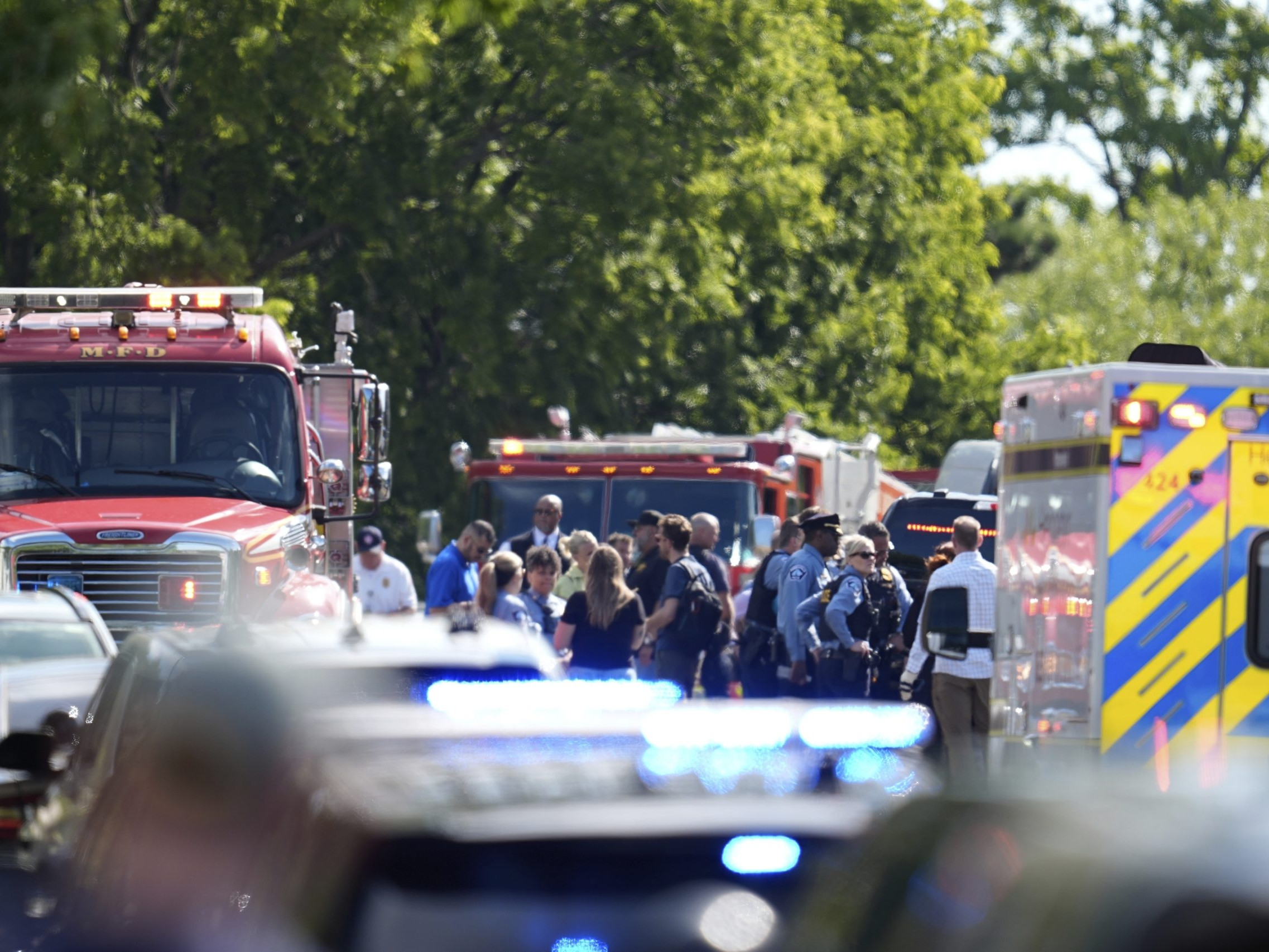 Na snímke záchranné zložky pred školou v Minneapolise.