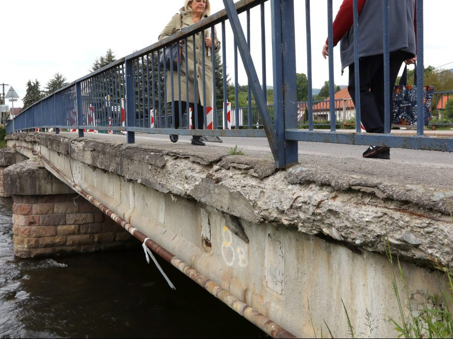 Na snímke most v havarijnom stave v Brusne.