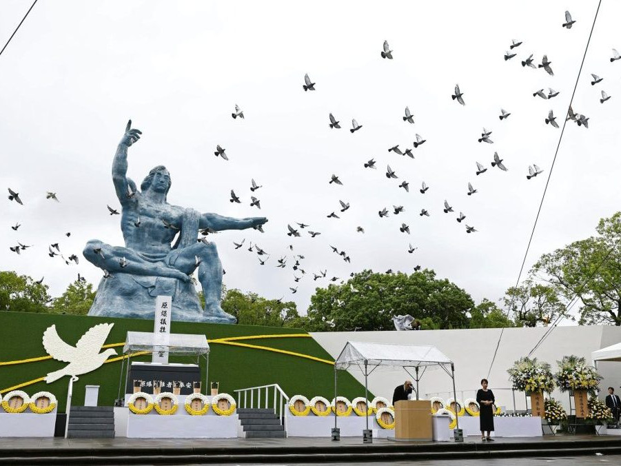 Hrdličky letia ponad Sochu mieru