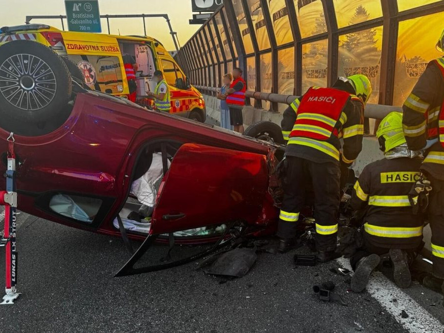 Hasiči pri prevrátenom aute na diaľnici.