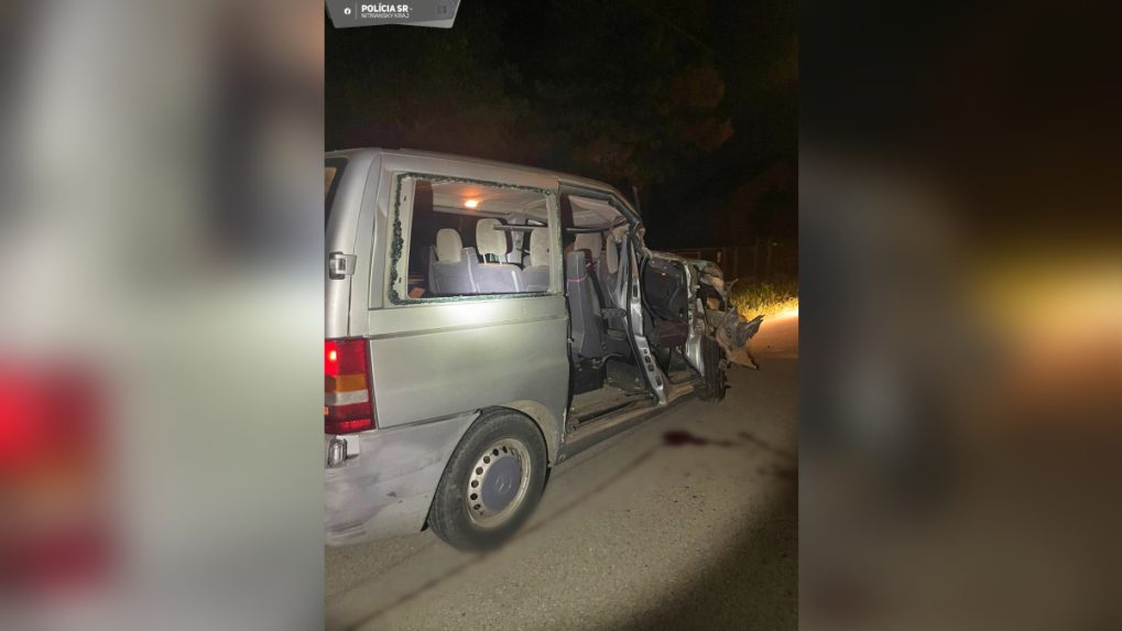 Vrak auta po nehode v MojmÃƒÂ­rovciach.