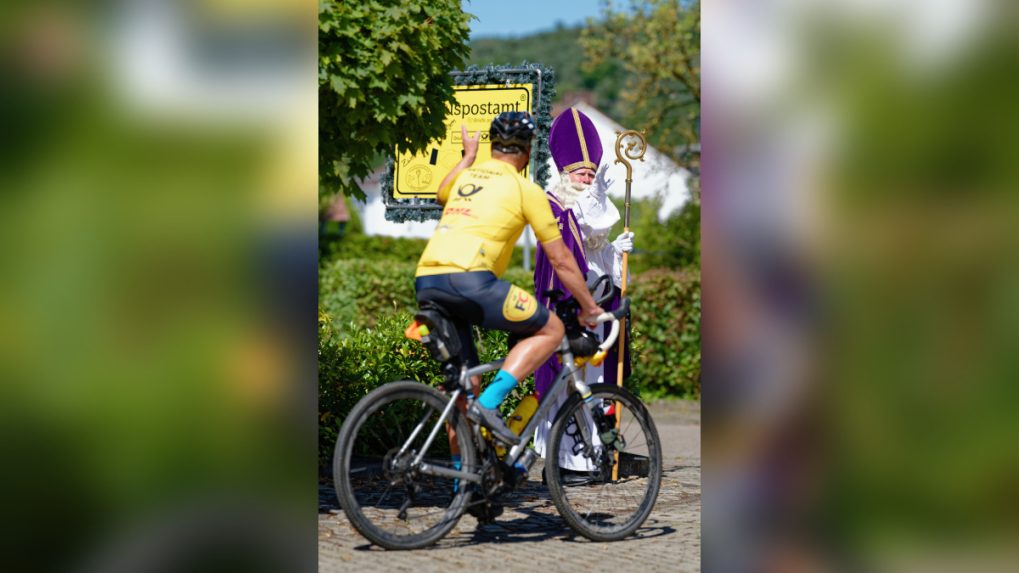 Traja pracovnÃƒÂ­ci nemeckej poÃ…Â¡ty sa cez vÃƒÂ­kend vydali do dedinky Santa Clausa na bicykloch.