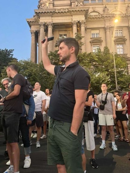 Na snÃƒÂ­mke NeÃ…Â¡ko UskokoviÃ„Â poÃ„Âas protestov.
